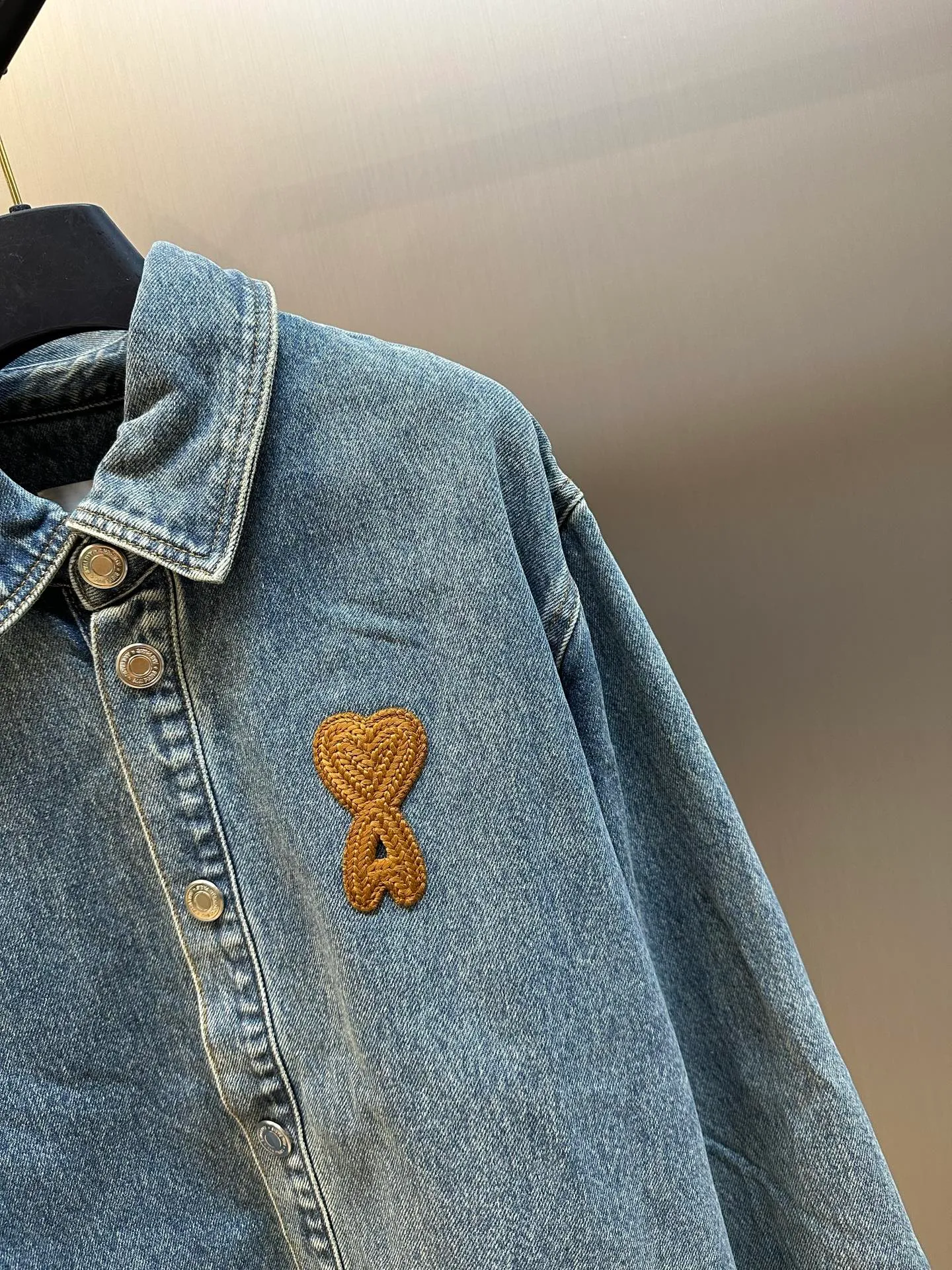 Ami's woven love denim jacket is made of custom-made gelatin soft-gloss combed cotton. The love logo is woven on the chest and is integrated into the body texture with fine stitching. It has its own Maison logo and a minimalist shirt silhouette with a stretch. Using imported machine embroidery seal technology, advanced computer control system and precision mechanical components, Ami weaves the love logo operation. Stone grinding, light fermentation + pulling, bleaching and softening. The mutual friction between the pumice stone and the clothes will cause wear and fading effects on the surface of the denim. Through the combination of pulling and bleaching, the clothes will produce a certain texture and stretching effect while bleaching. Stir-fried snowball Stir-fried salt Specially prepare the corresponding solution, add a certain amount of dye, soak the denim material in it to absorb the solvent, then scrub it and dry it to further fade and oxidize size: s m l xl